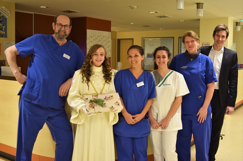 Christkind Christina besucht das Krankenhaus