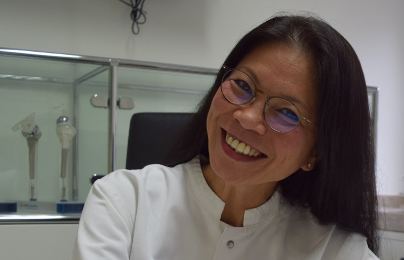 Dr. Vanilla Nguyen: Eine erfahrene Chirurgin mit sozialem Engagement