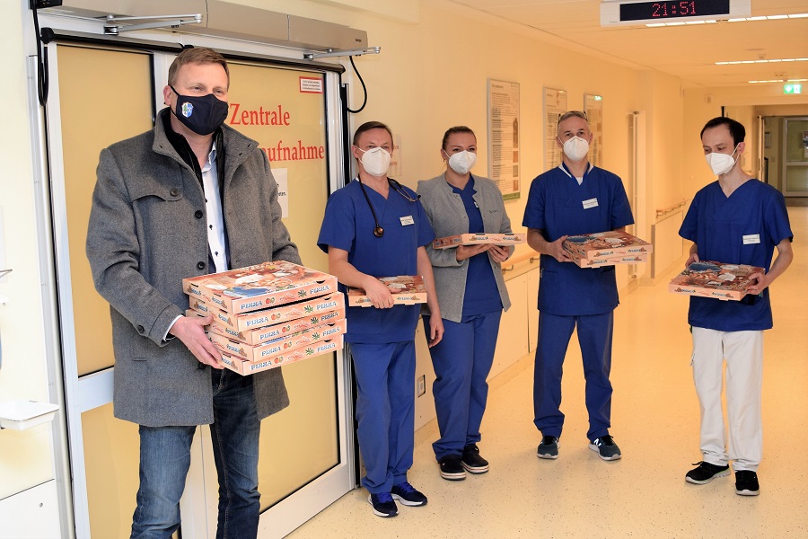 Rudolf Seidl on tour: Wenn ans Krankenhaus ein 1.Bürgermeister die Pizzen liefert