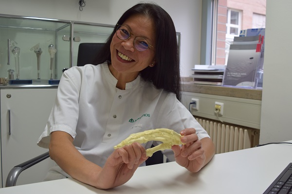Bei Dr. Vanilla Nguyen gibt es zur Beratung immer ein Lächeln dazu. (Foto Bernhard Krebs)